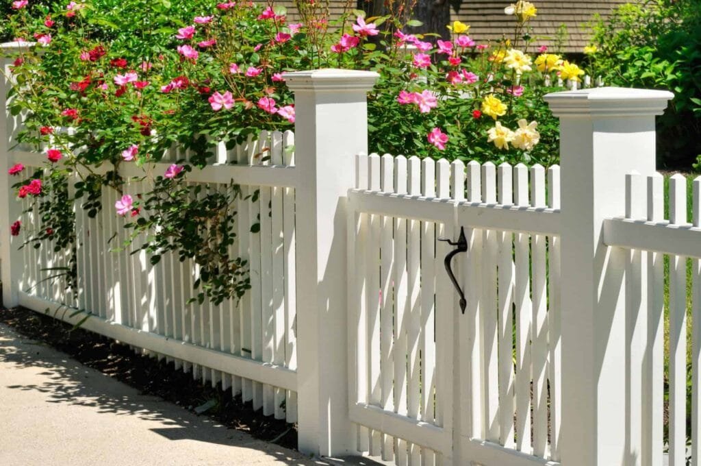 vinyl picket fencing